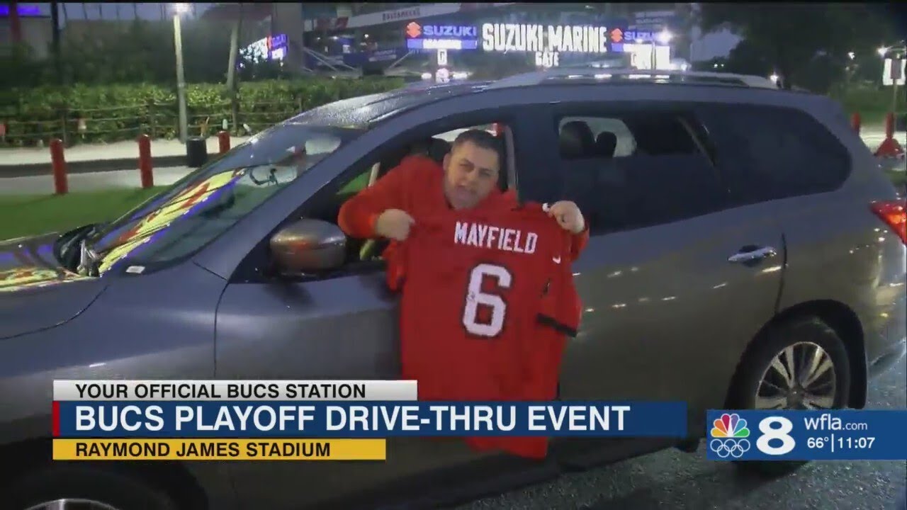Bucs hand out free swag ahead of playoff game