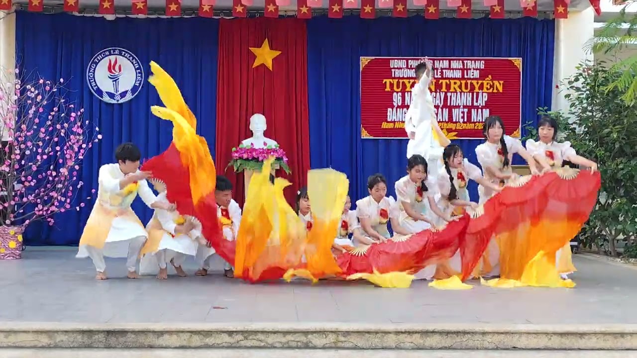Múa: TỰ HÀO TIẾN BƯỚC DƯỚI CỜ ĐẢNG Biểu diễn: Hs lớp 9/1 trường THCS Lê Thanh Liêm