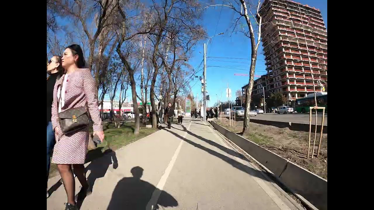 19.02.26 Бишкек. Тротуар 10, 9 микро со стороны Советской. Суеркулова.