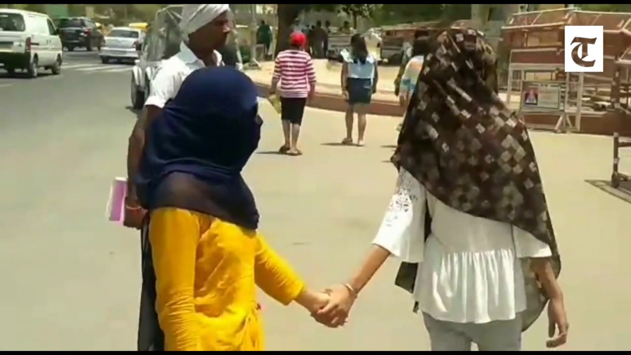Delhi sizzles as temperatures rise, tourists try to beat the heat