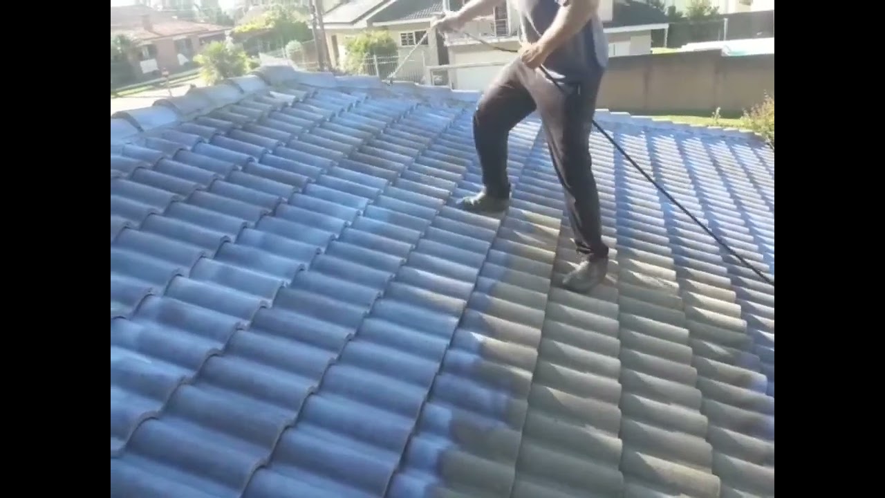 Pintando telhado com máquina airless 