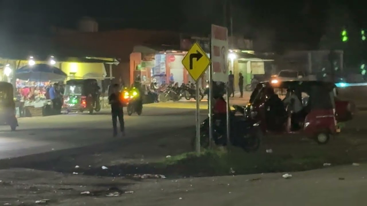 Desde las aguas verdes , a estas horas muchas personas continúan con sus respectivas compras 