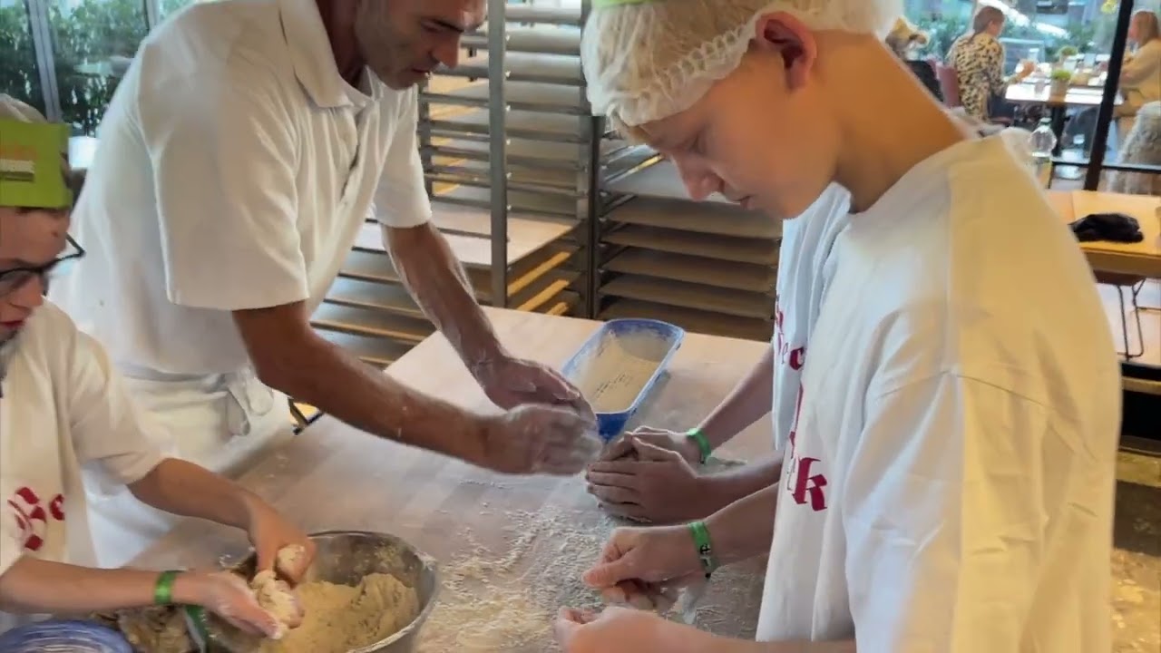 5.000 Brote: Konfis backen Brot für die Welt 2025