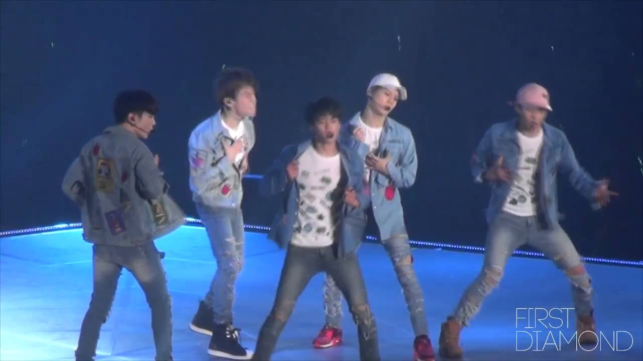 I6O324 SHINee's powerful dance choreography