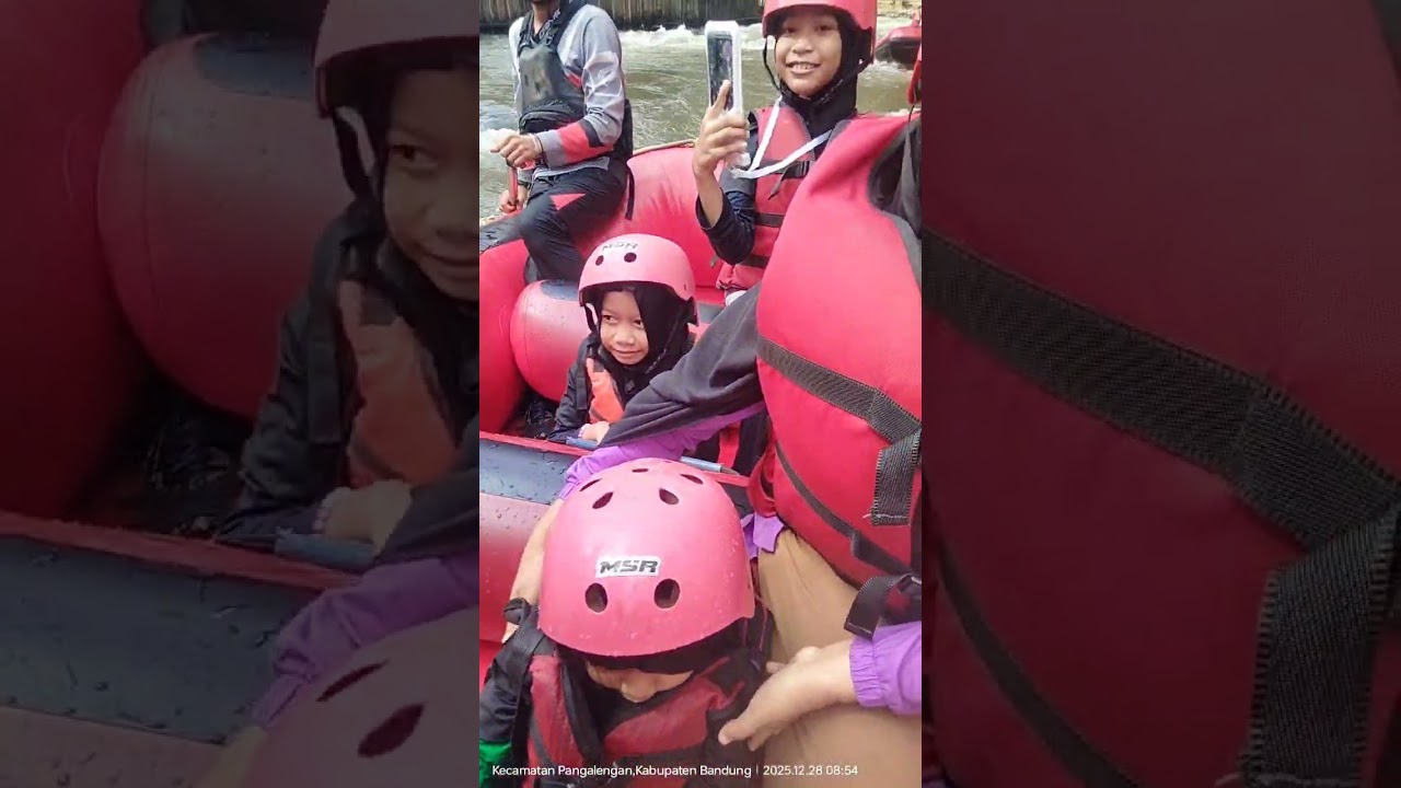 Keseruan rafting di situ Cileunca Pangalengan 