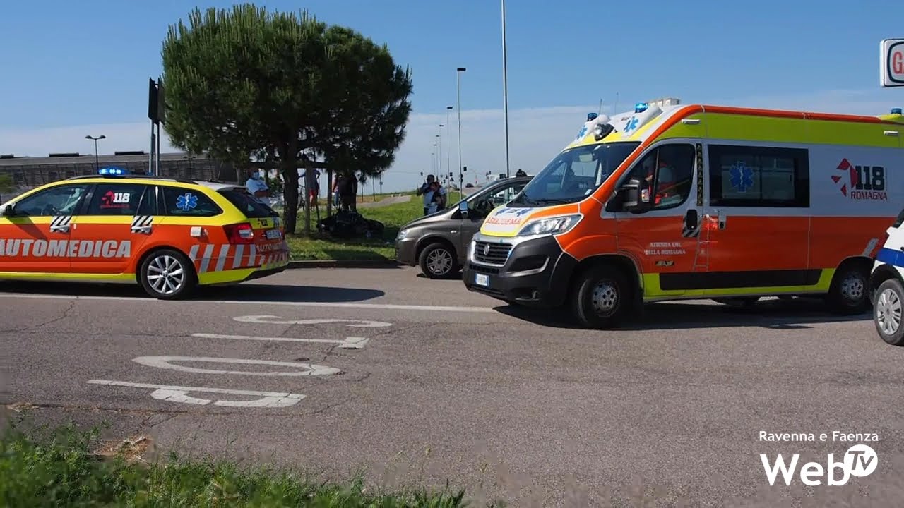 Casal Borsetti moto si scontra con auto, grave motociclista 20enne