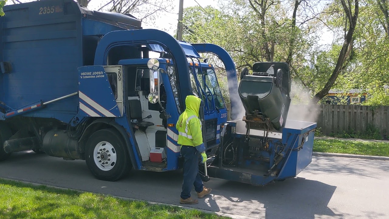 Garbage Truck Republic Services Heil Front loader Carry Can on Yardwaste