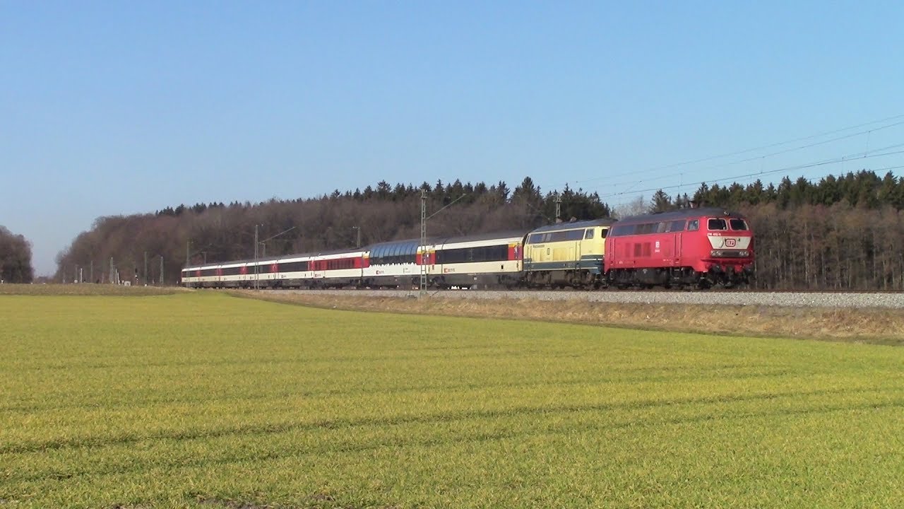 218 402 (orientrot mit Latz) und 218 460 (ozeanblau/beige) mit EC´s auf der Allgäubahn