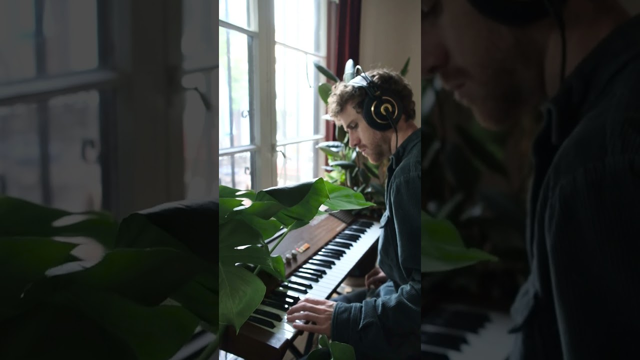 Trying Out Sounds On A Rare Vintage Roland Synth