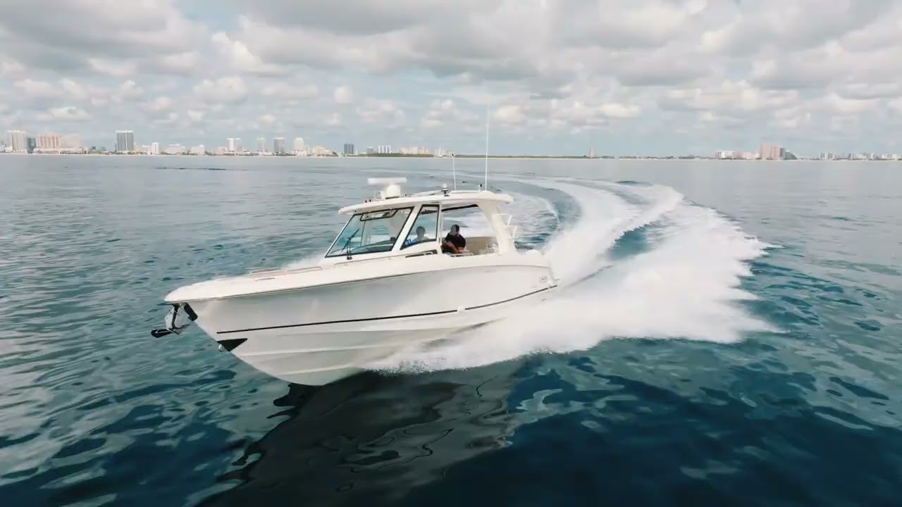 2022 Boston Whaler 350 REALM