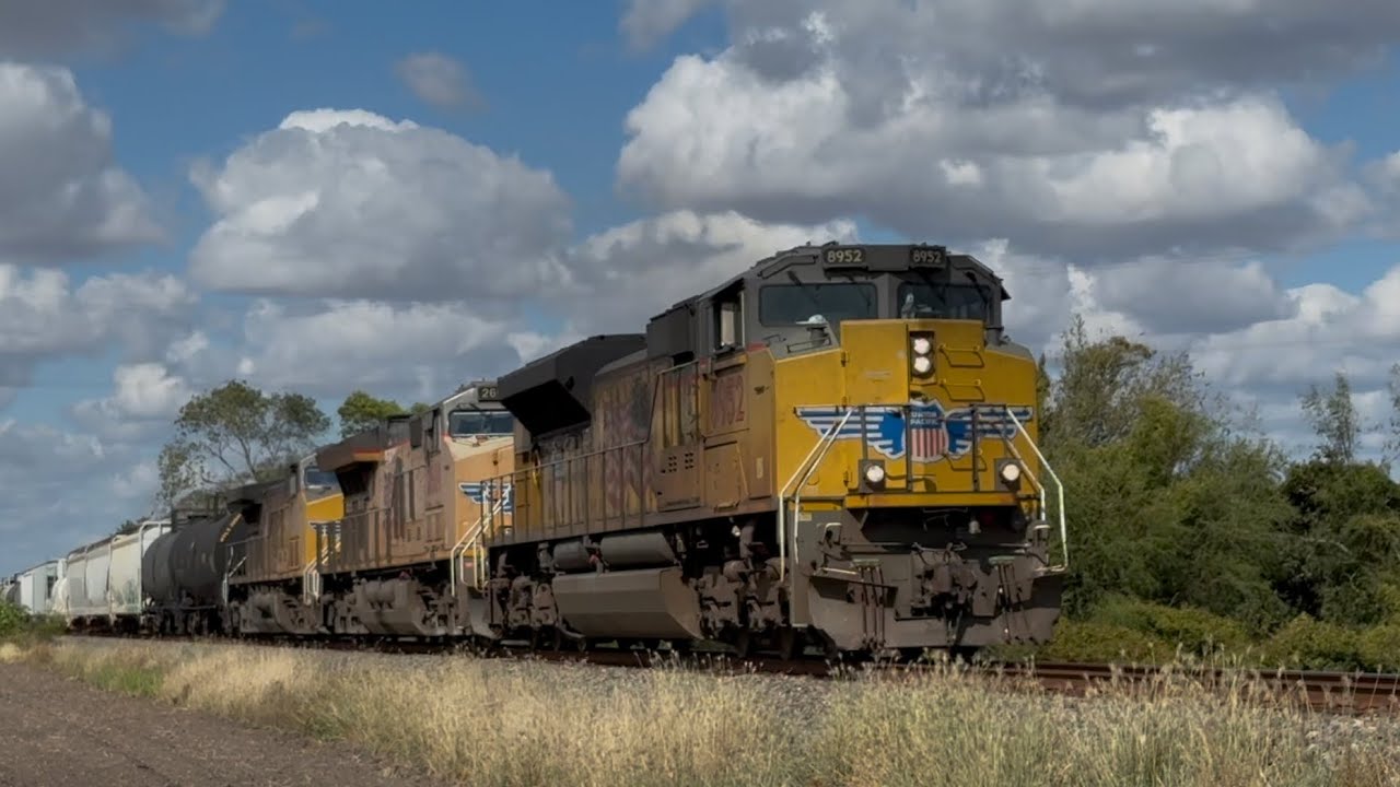 UP 8952 SD70AH leading south M-EWOL manifest in Sebastian, TX | Orphanage Road |