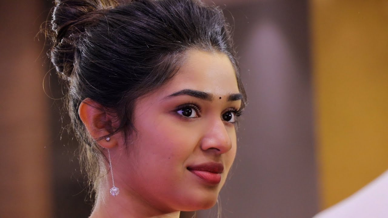 Uppena Actress Krithi Shetty Cute Moments | TFPC