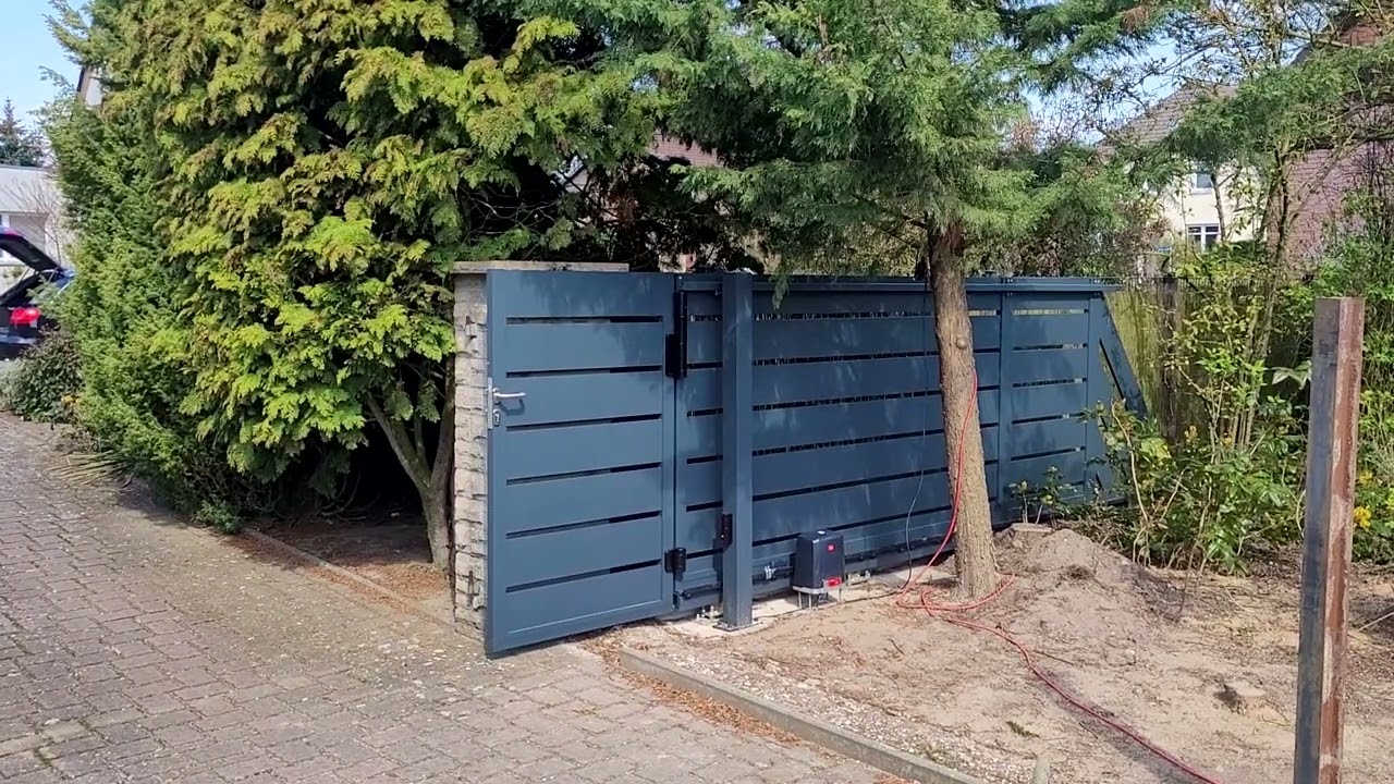 Schiebetor aus Aluminium mit Antrieb und Integrierter Pforte www.q-zaune.de