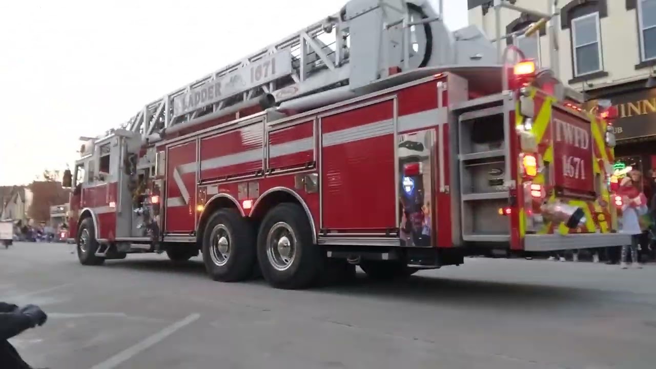 TWFD Ladder 1671 In The Christmas Parade