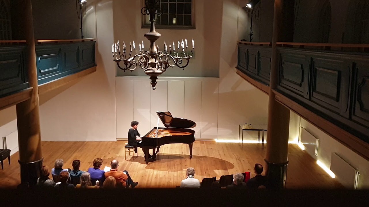 Lera Auerbach 24 Preludes for piano, part I (Sara Crombach)