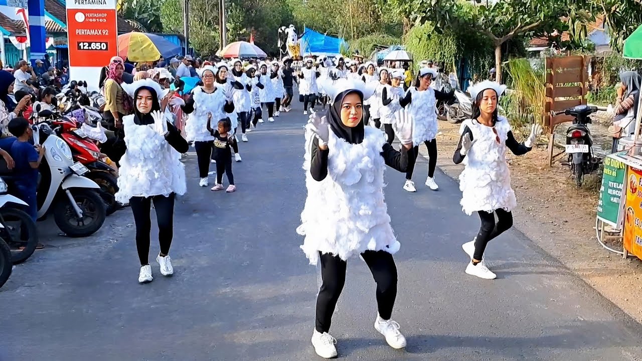 Joget Karnaval DJ Shaun the Sheep oleh Warga Dusun Krajan RT 08 Desa Umbulrejo Jember Tahun 2024