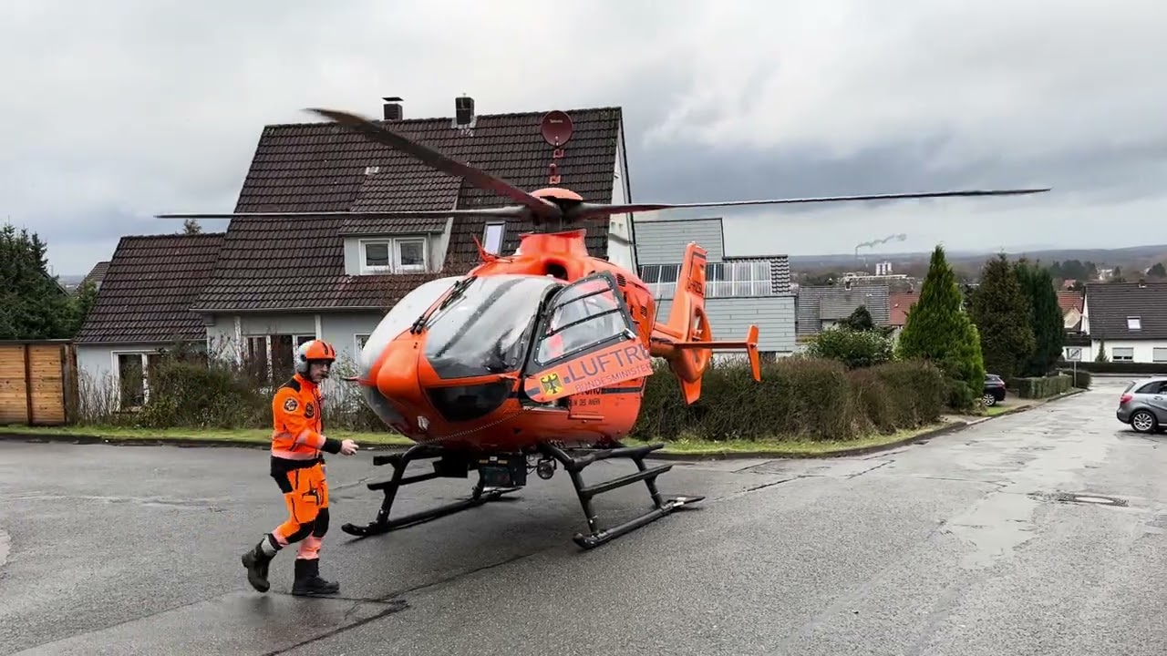 Christoph 13 startet in Wohnsiedlung in Bielefeld-Hillegossen nach Notfalleinsatz