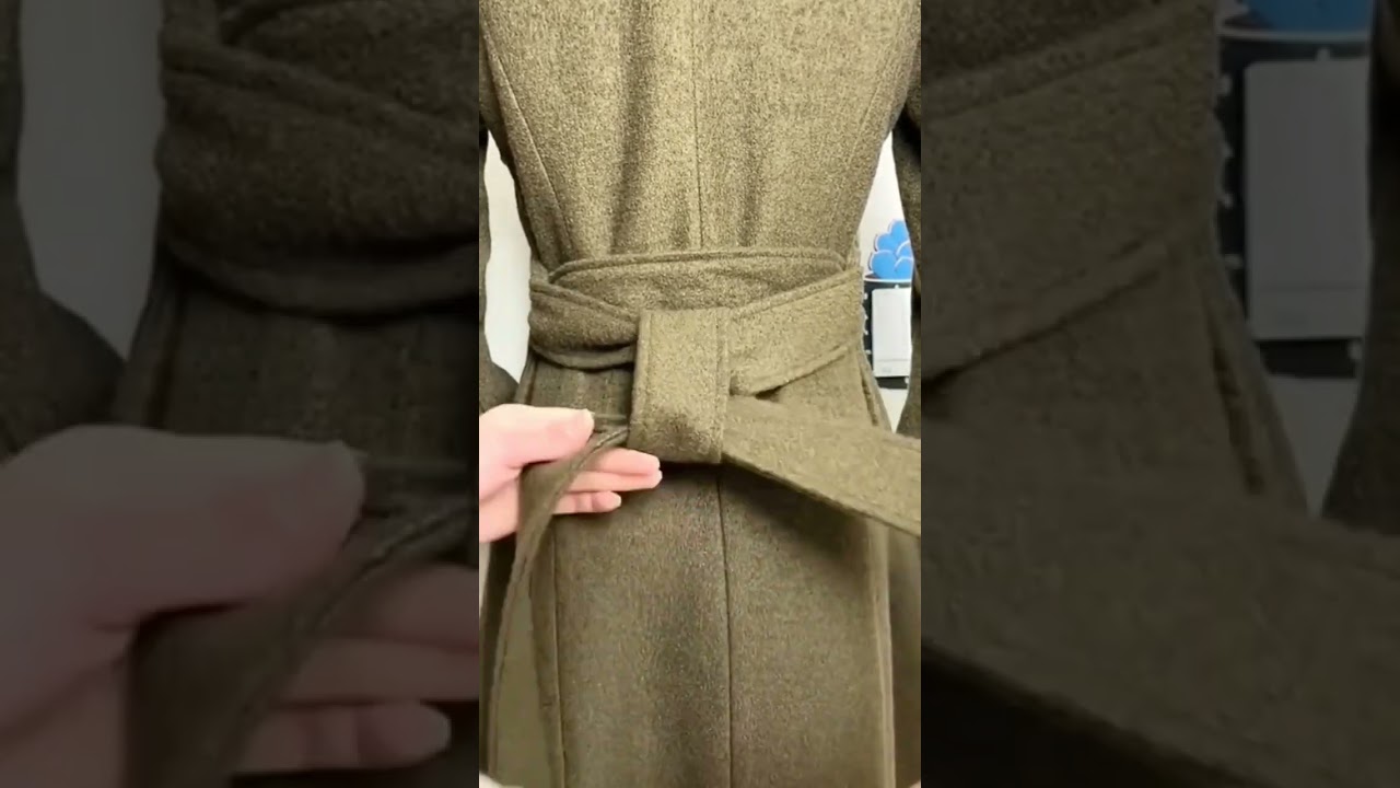 Life hack.  How beautiful to tie a belt on a coat.