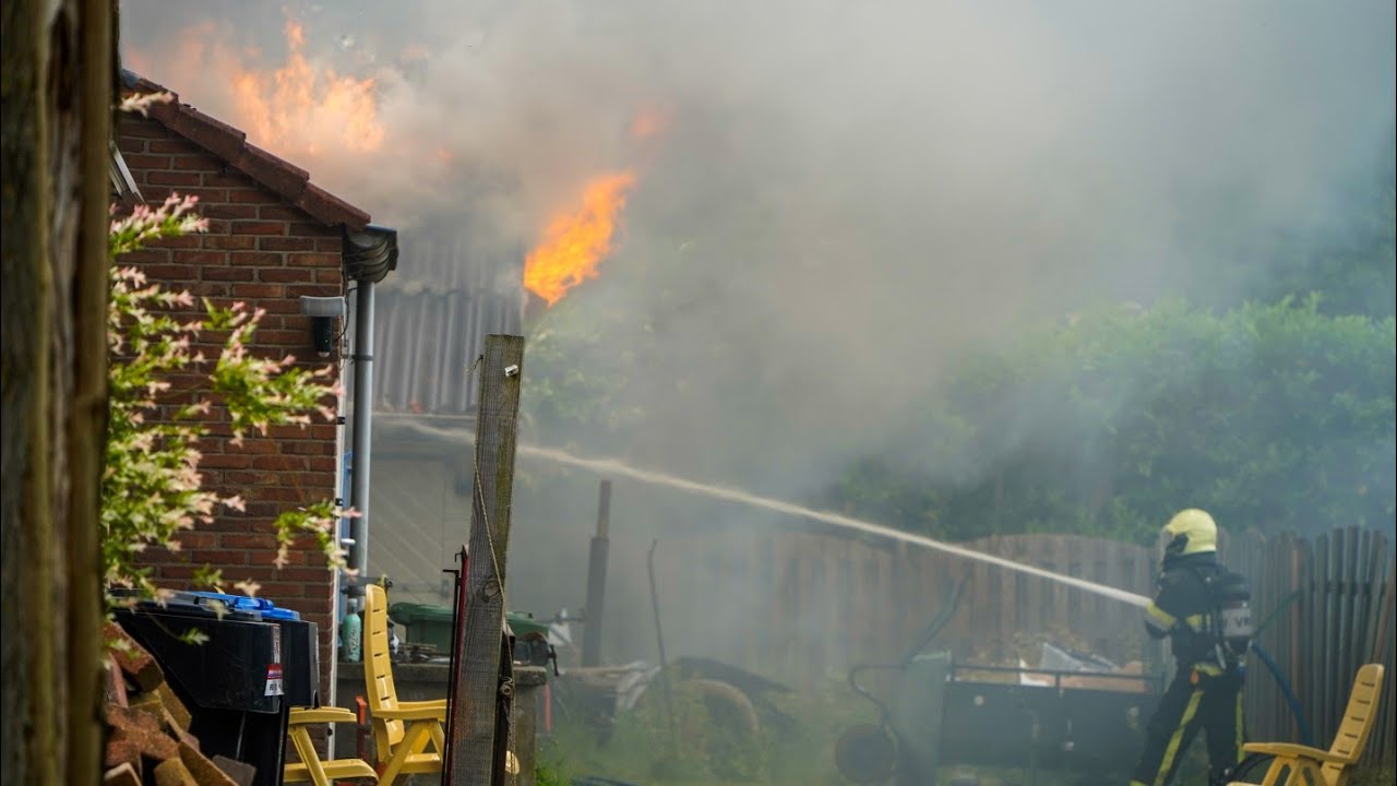Twee schuren in brand achter woningen - Lage Esch Oosterwolde