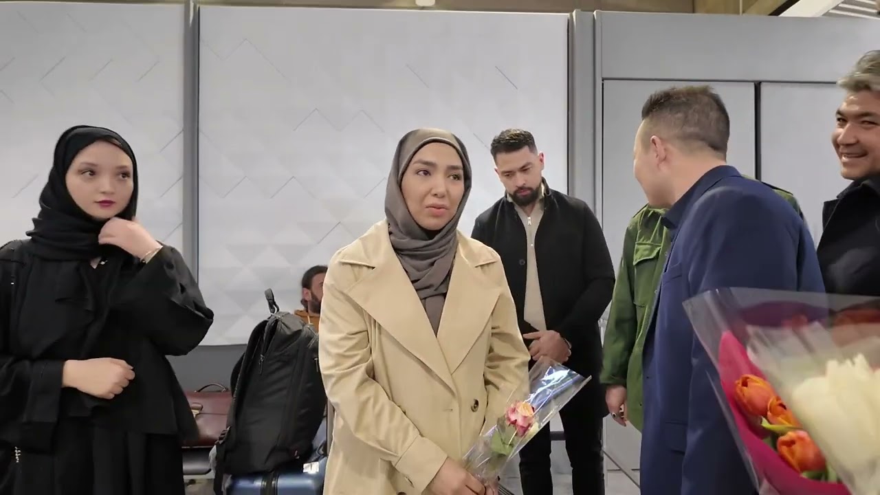 ورود زینب مزاری فروگاد پاریس فرانسه برایی 29 سال گرد رهبر شهید