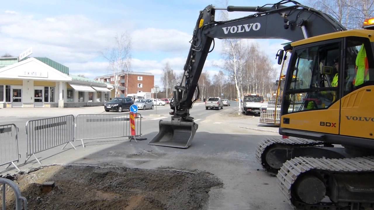Volvo EC160CL with OilQuick tiltrotator digging up asphalt etc