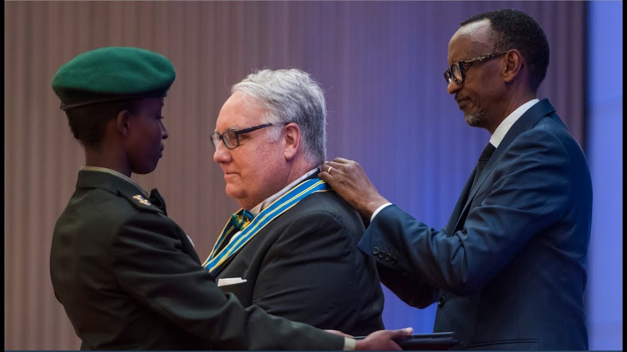 IGIHANGO MEDAL: PRESIDENT KAGAME DECORATES HOWARD BUFFETT