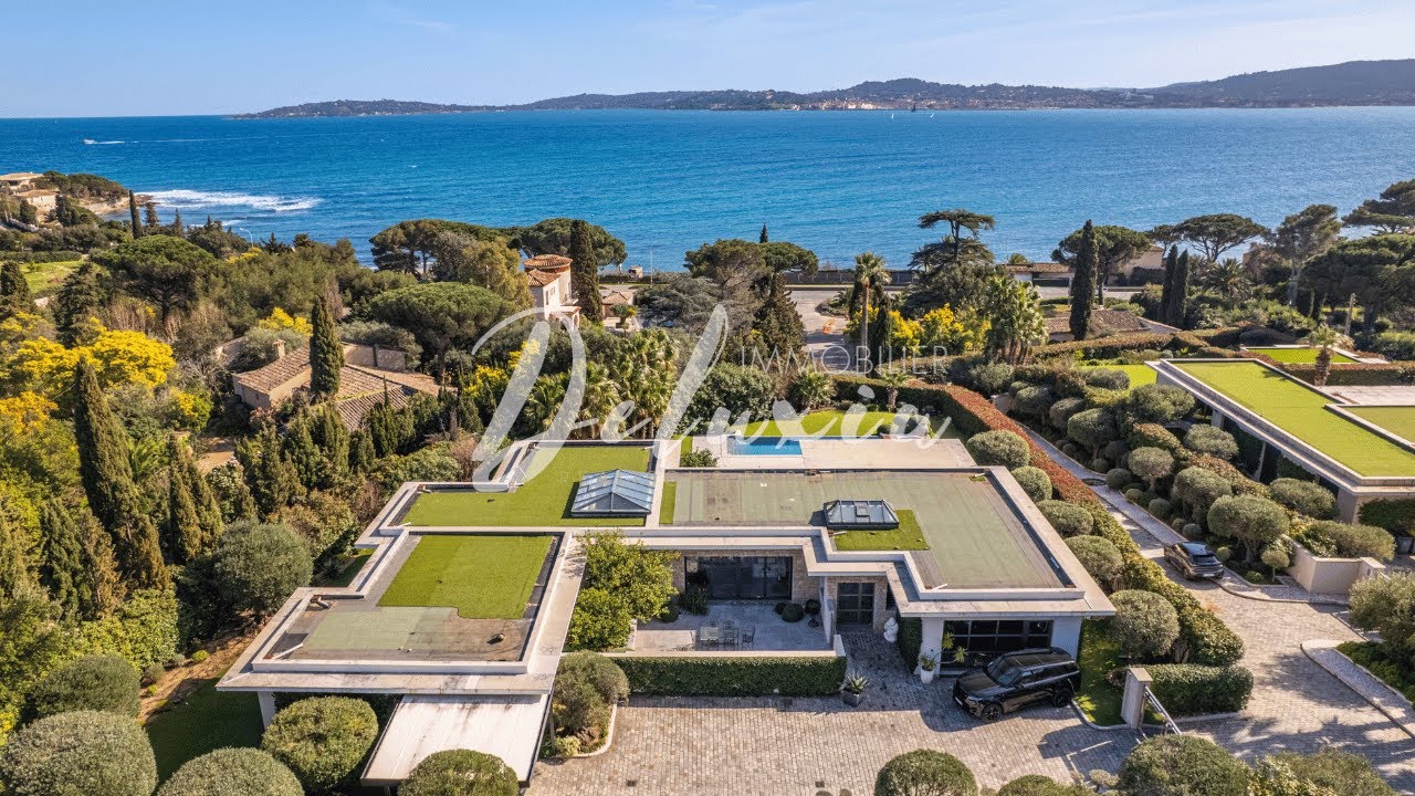 Villa de plain-pied, à proximité immédiate de la plage, vue sur la mer et le village de Saint-Tropez