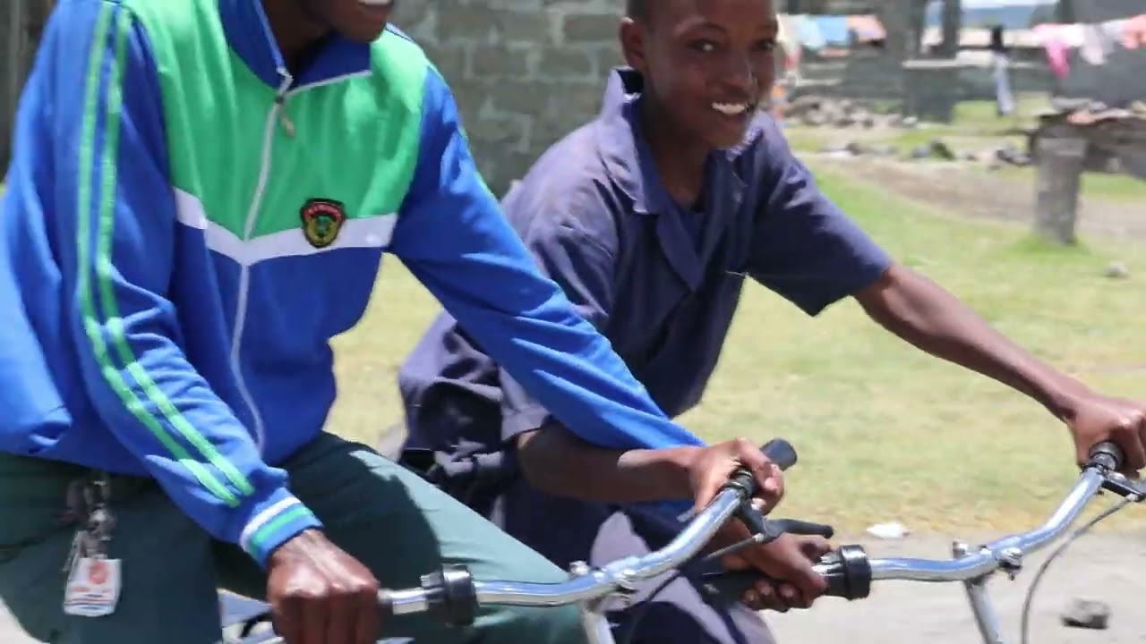 Buffalo Bikes - Africa Amini & RC Goldenes Dachl