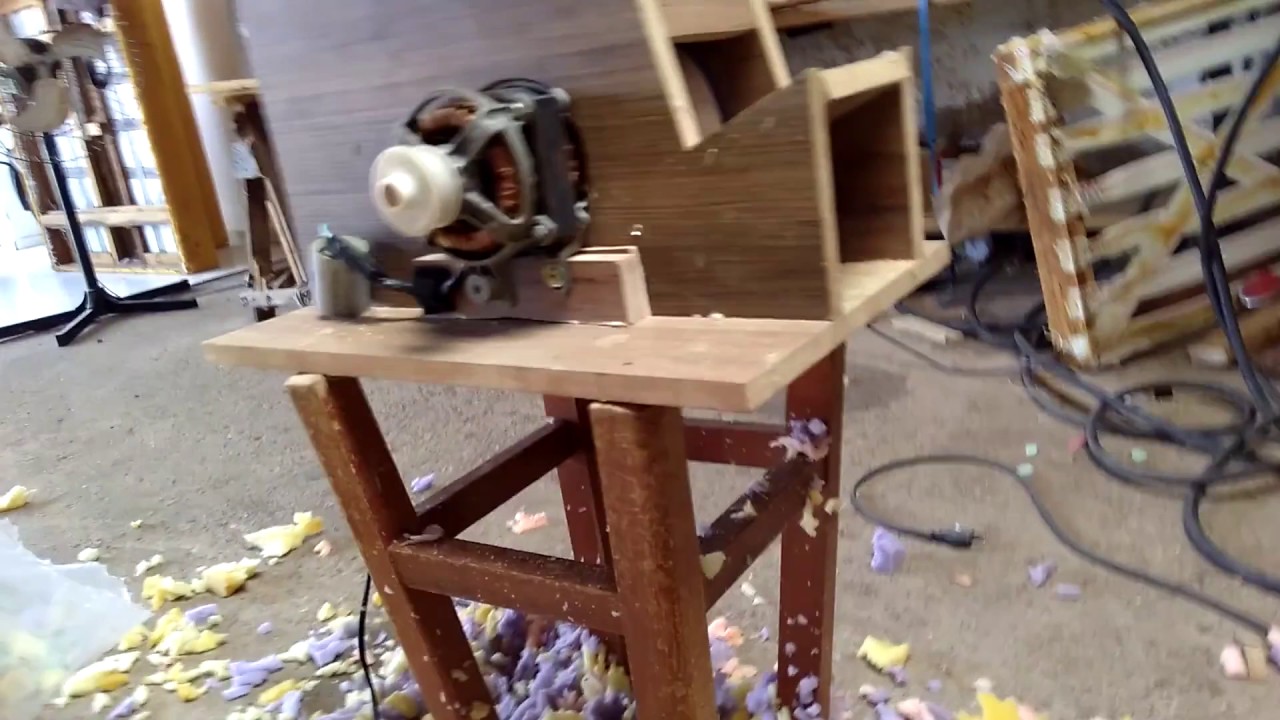 Máquina de picar espuma prática e barato ,em funcionamento,
