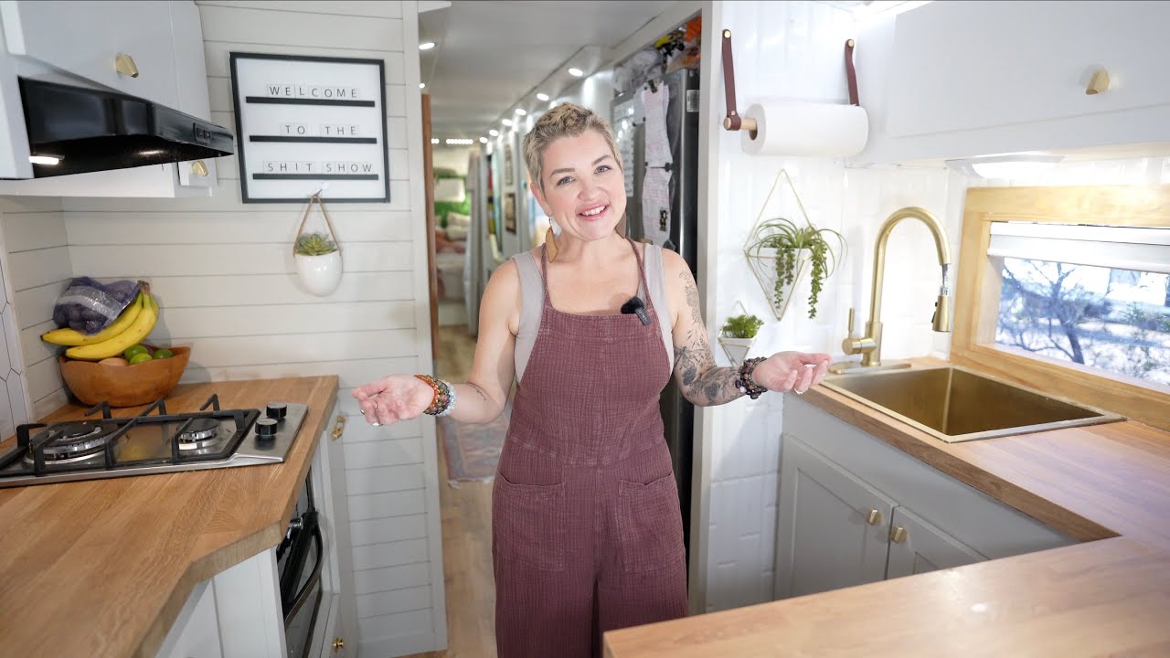 FAMILY of 9 live in INCREDIBLE Vintage Bus // You WON'T BELIEVE its a TINY HOUSE! 🚎 BUS TOUR🚎