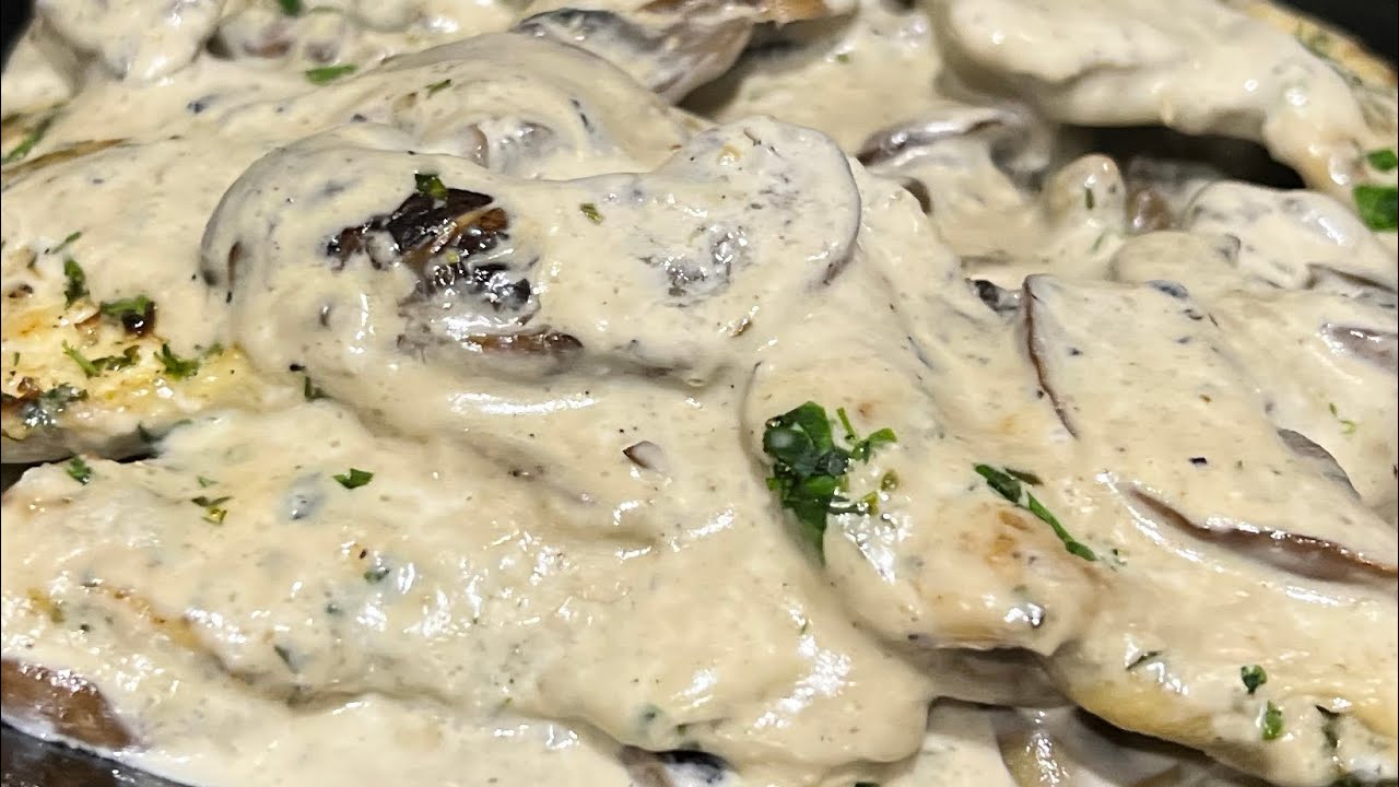 صدرو الدجاج بكريمة الفطر يستحق التجربة  Blanc de poulet à la sauce champignons