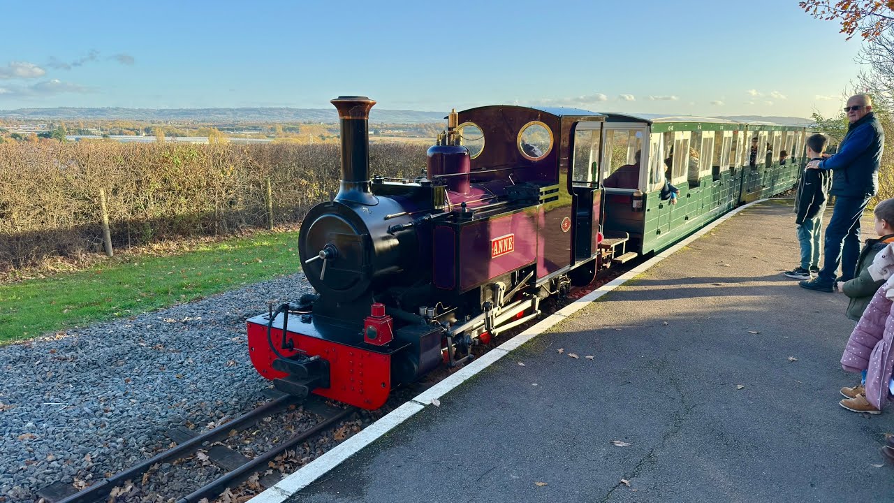 Evesham Vale Light Railway train arrival and departure