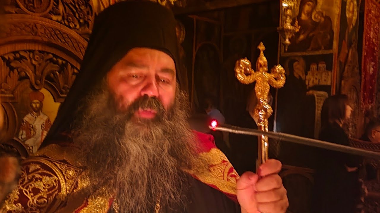Σπάνιες στιγμές κατάνυξης από τη Χριστουγεννιάτικη Αγρυπνία στα Μετέωρα