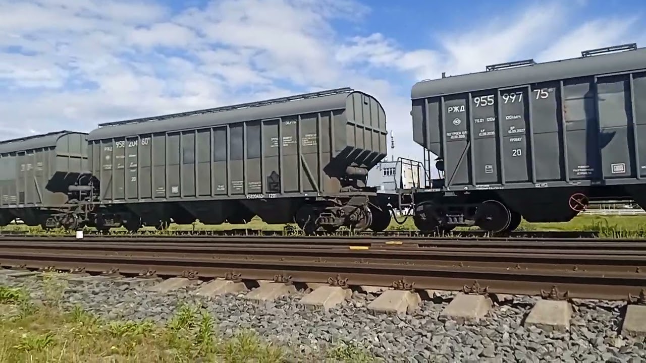 2М62УМ - 0111 + 2М62УМ - 0116 с грузовым поездом с зерном в Ригу.