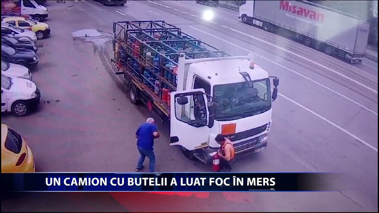 UN CAMION CU BUTELII A LUAT FOC &Icirc;N MERS