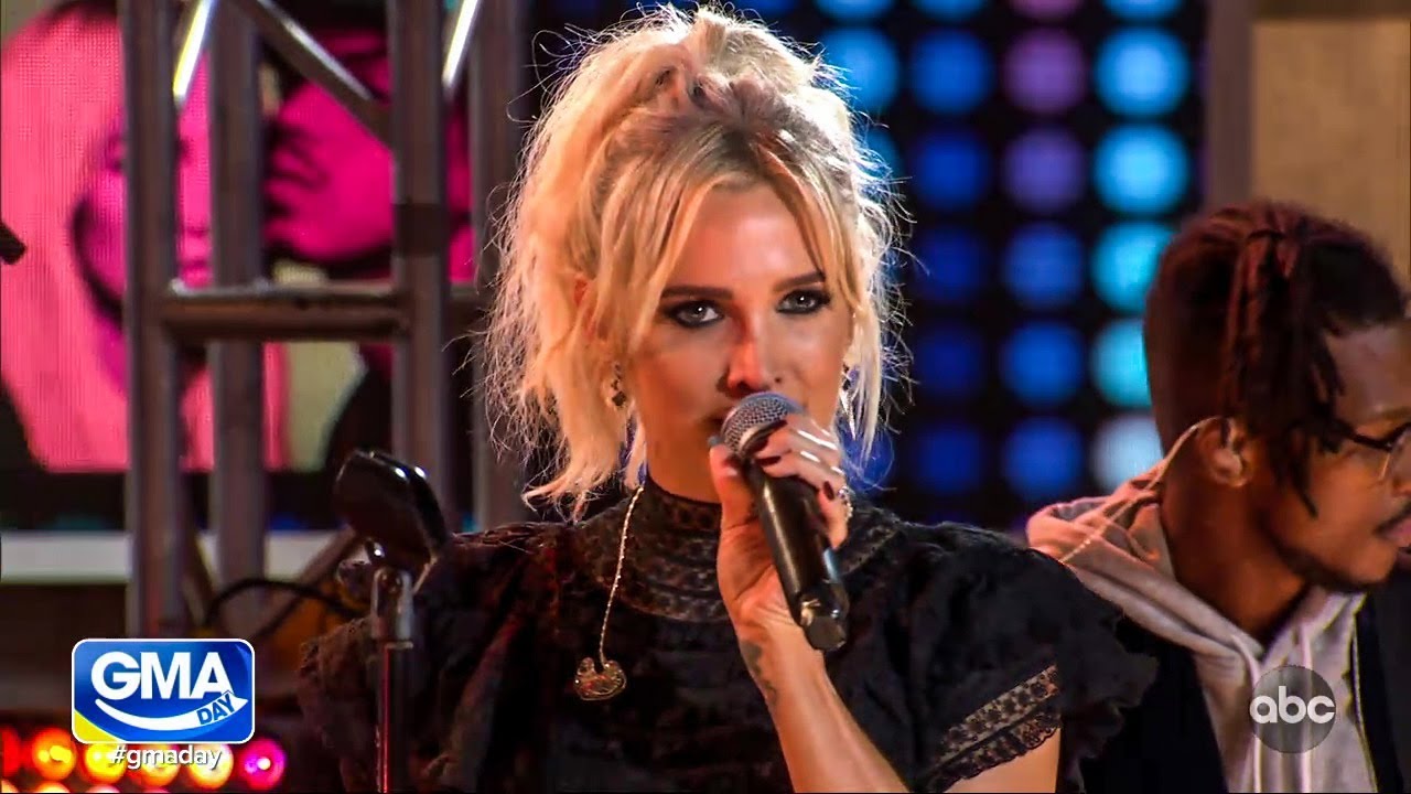 Ashlee Simpson Ross and Evan Ross perform 