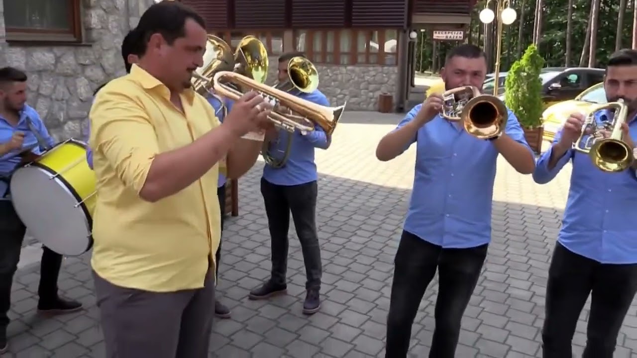 Trubački orkestar Dejana Lazarevića