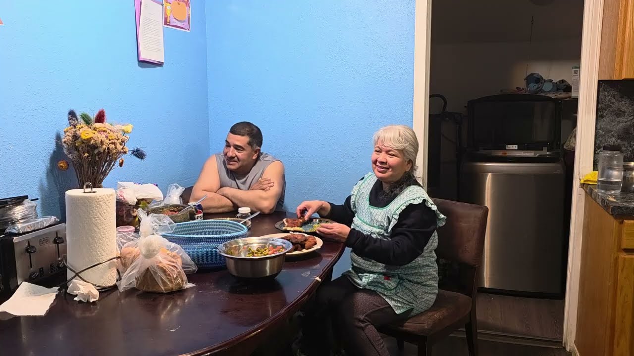 Disfrutando El Rico Pollo Empanizado