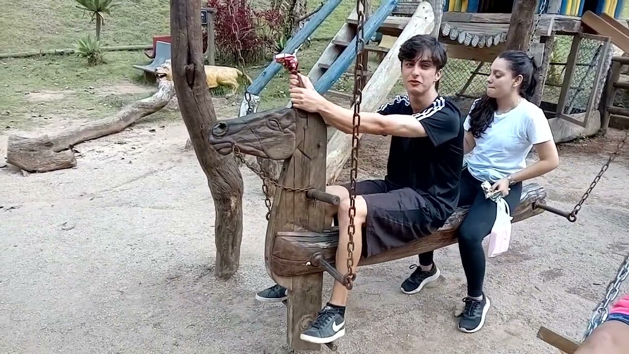flagrante, xmarcelo e Estela na entrada da bica