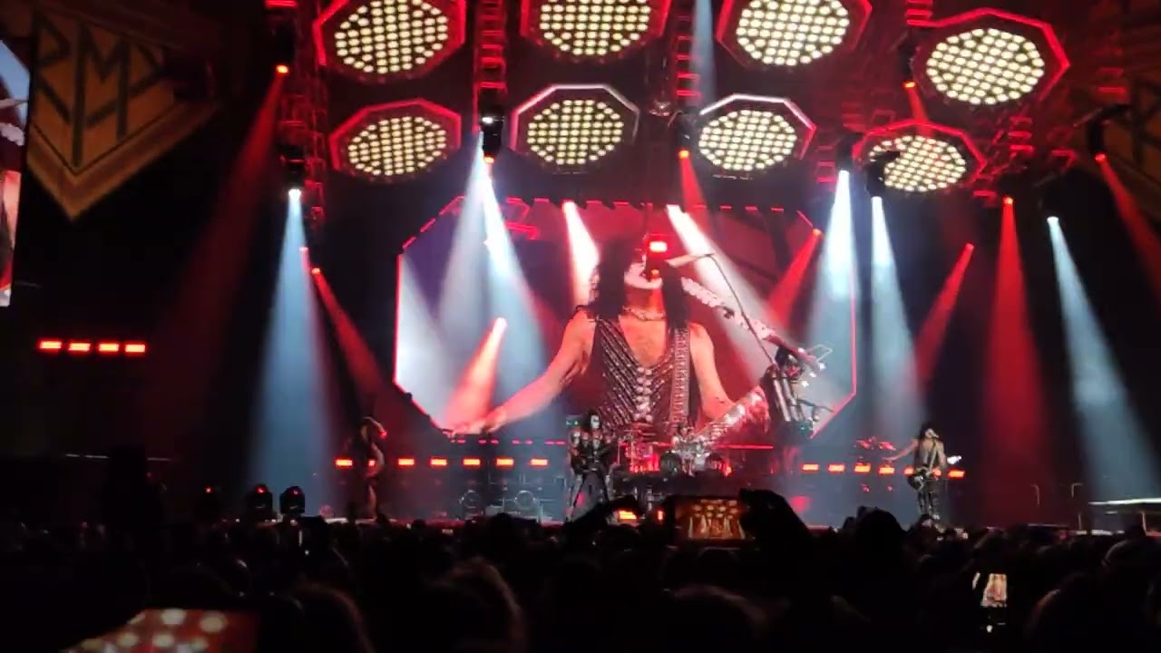 KISS - LIVE PARIS - DETROIT ROCK CITY - SHOUT IT OUT LOUD - DEUCE - 2022
