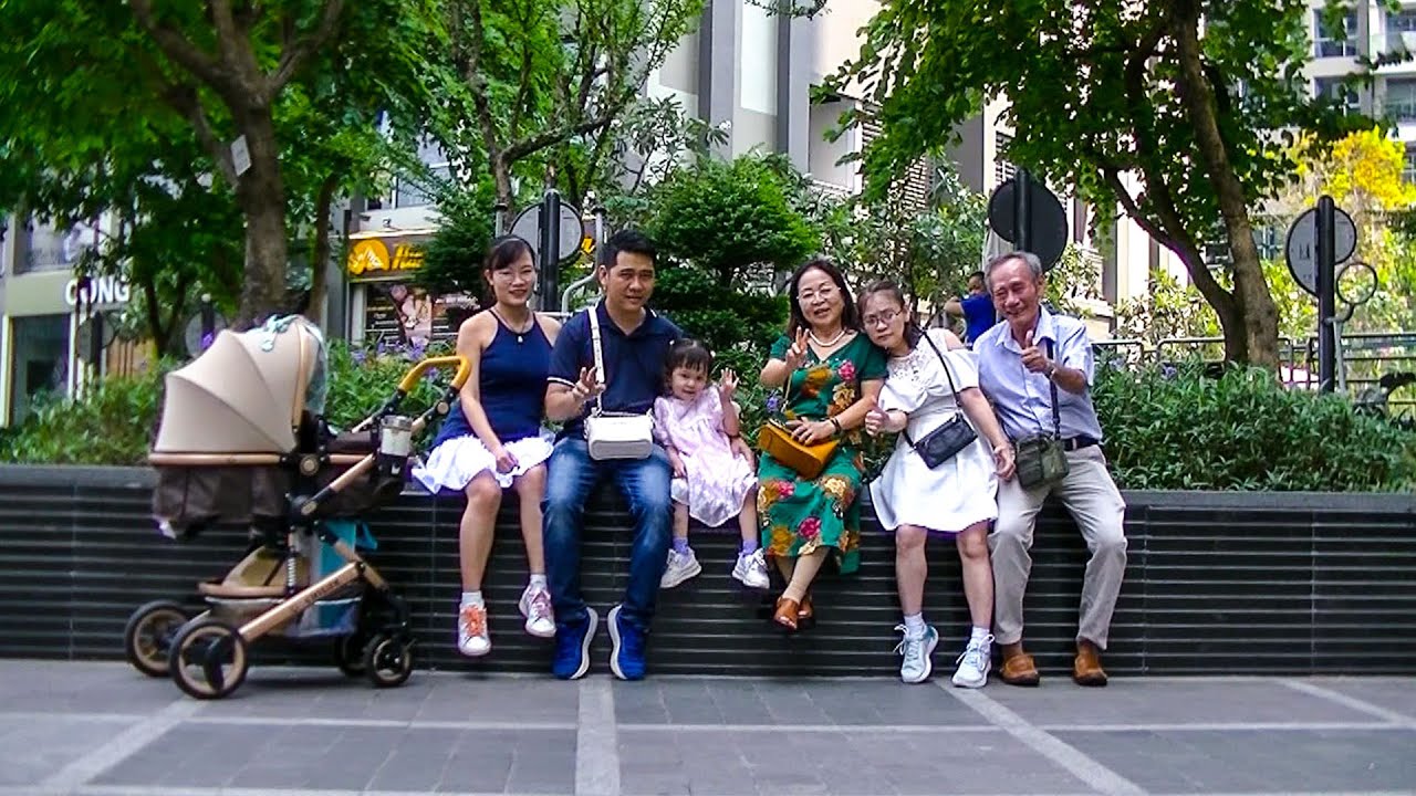 Gia đình thăm quan Landmark 81 (2025)