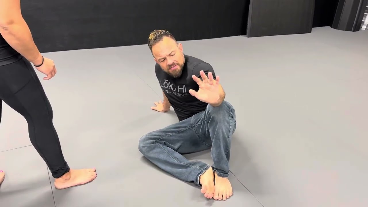 Women’s self defense - Breakfall and standing up with base