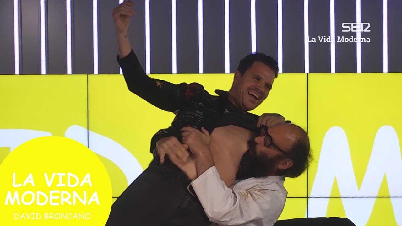 Dani Martín le chupa un pezón a Ignatius #LaVidaModerna