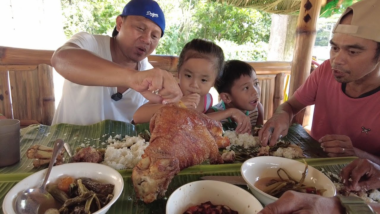 Sariwang gulay at Giant Crispy Pata | Masarap na tanghalian