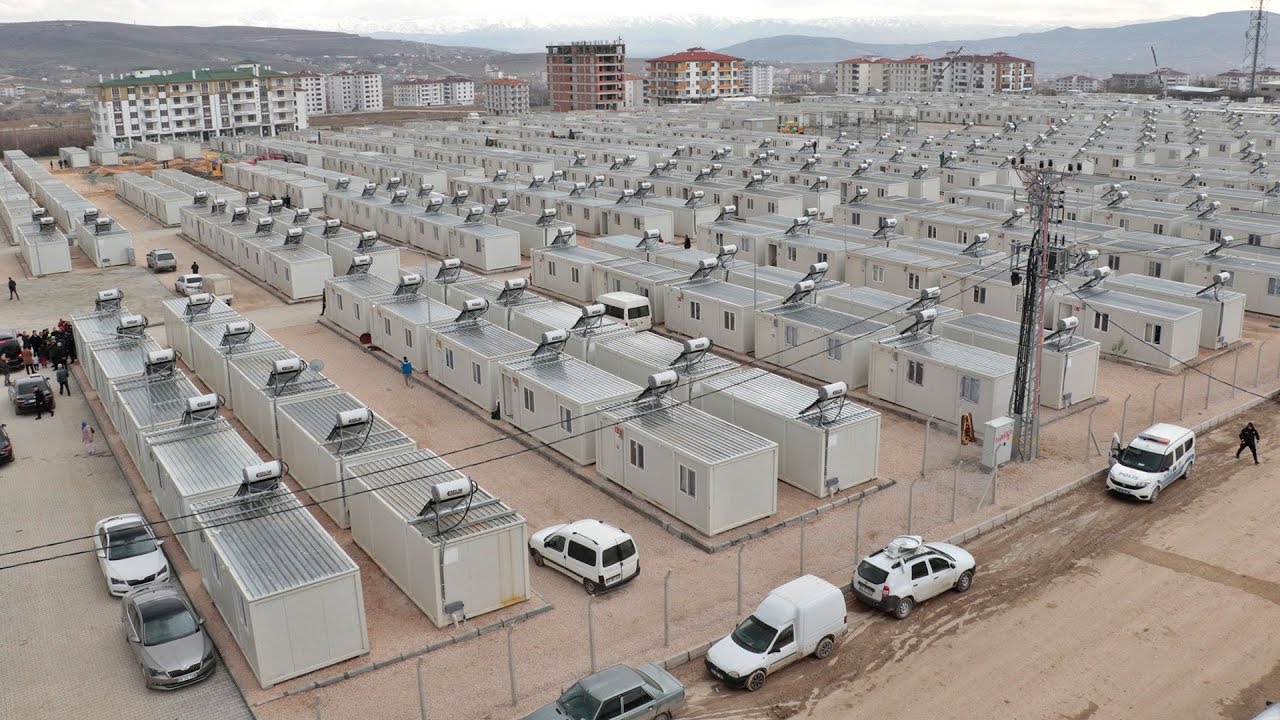 Elazığ'da kurulan konteyner kentte 500 depremzede anahtarını teslim aldı