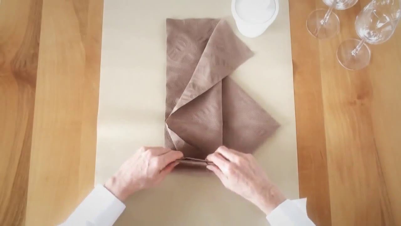 Bunzl Foodservice | Napkin folding from Duni Maple Leaf