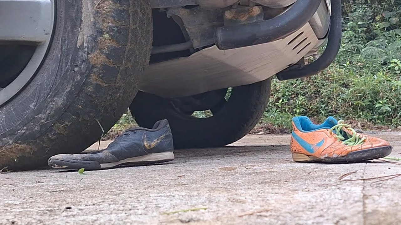 4x4 sobre chuteiras e tênis - running over soccer shoes and sneaker