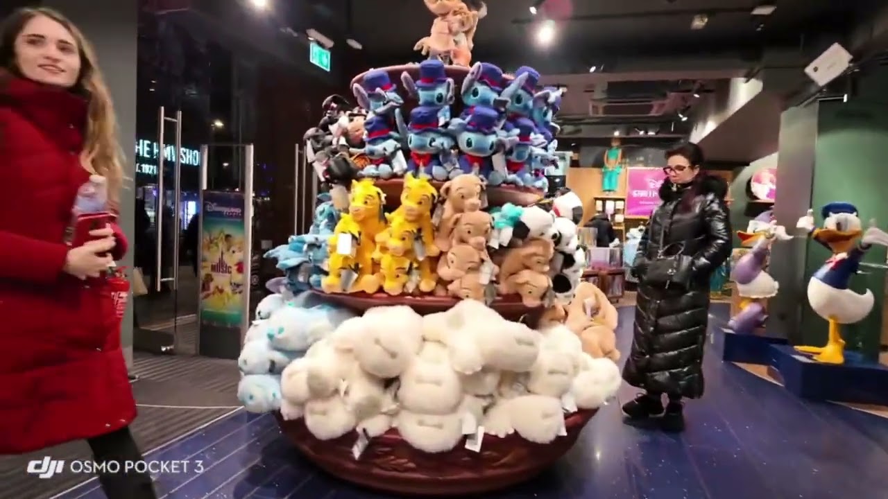 Disney store on oxford street in london 🇬🇧