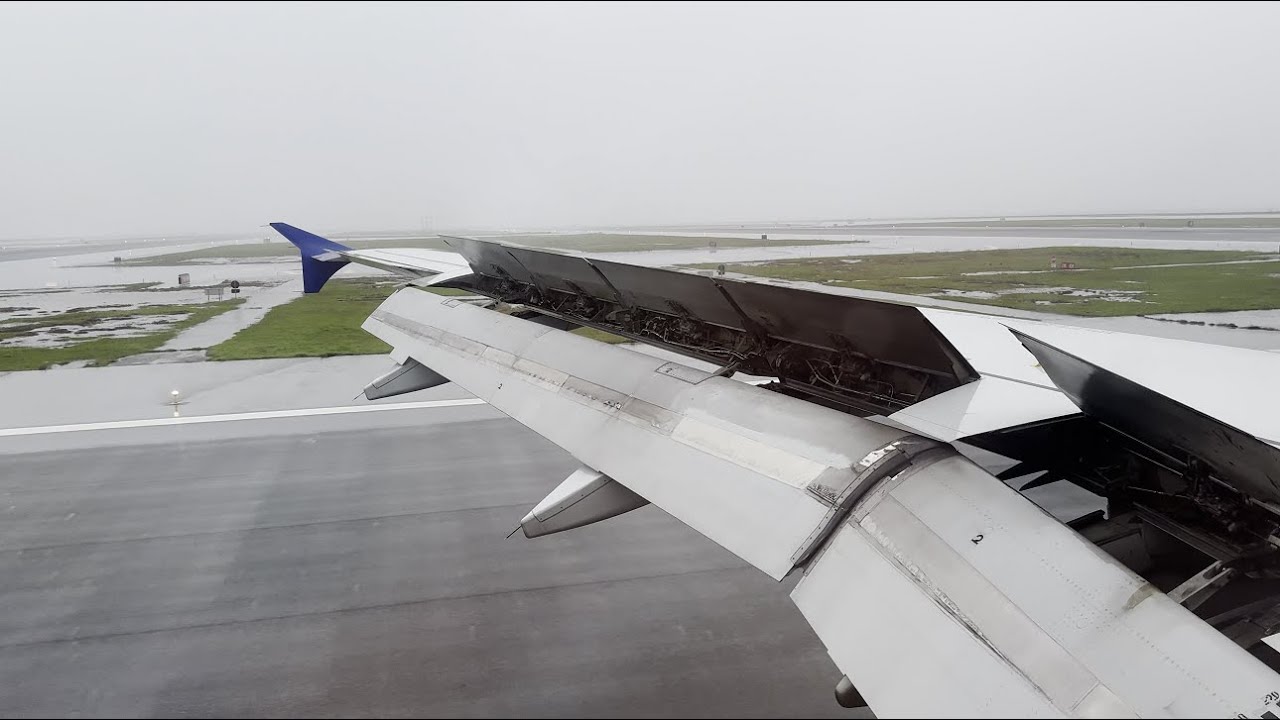 4K United Airlines Airbus A319-131 [N819UA] stormy landing in SFO