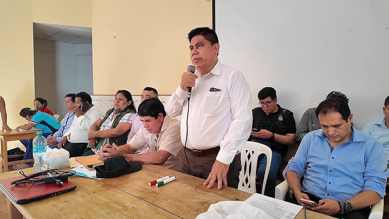 ALCALDE DE ECHARATI SOSTIENE REUNIÓN CON LA COMUNIDAD ESTUDIANTIL DE PALMA REAL